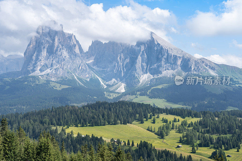 意大利南蒂罗尔的塞瑟山(Alpe di Siusi)。